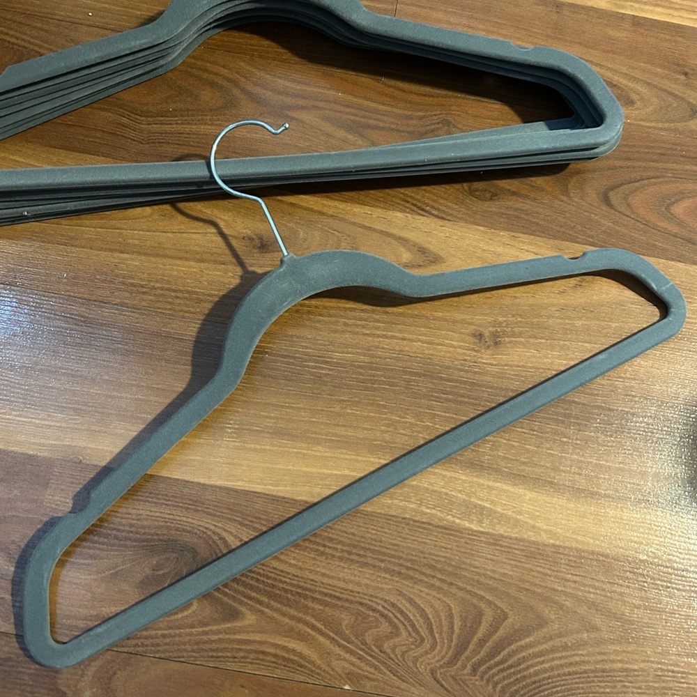 8 hangers grey velvet/suede